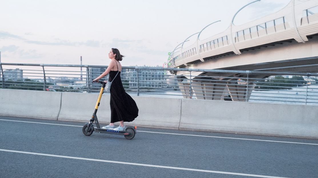 dívka na koloběžce