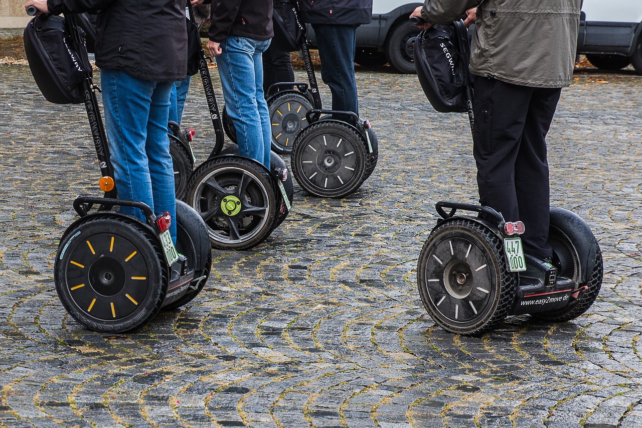 Populární segway a elektrokoloběžky. 